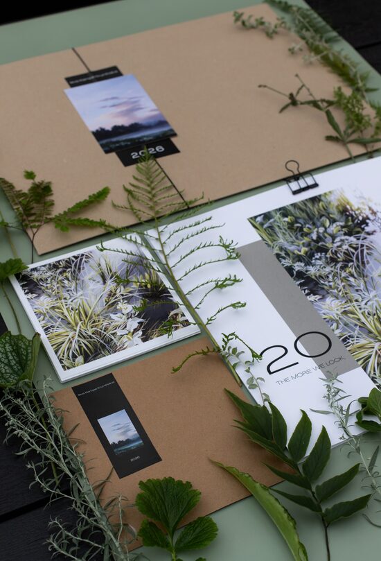 KOMPLEKTS sienas kalendārs + kartīšu komplekts